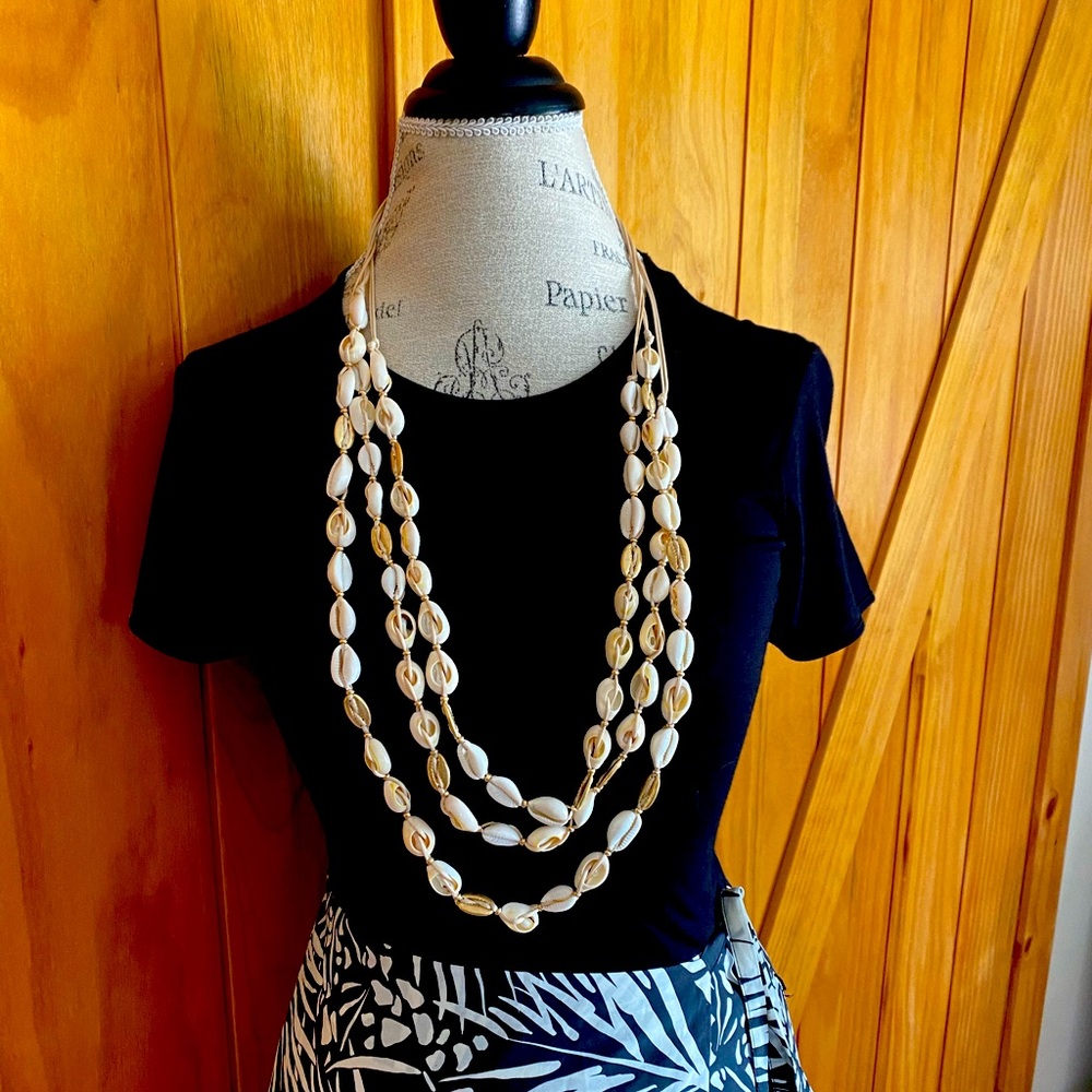 NWT 🐚 cowrie shell statement necklace 🐚